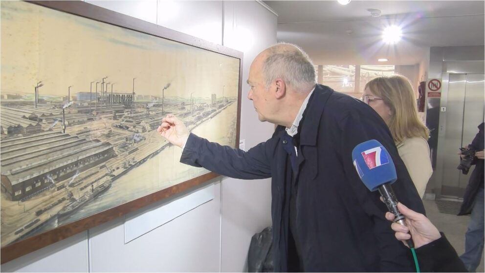 🇪🇺 Erakusketaren komisarioa eta Portugaleteko kultura zinegotzia, Tele7ko irudia.