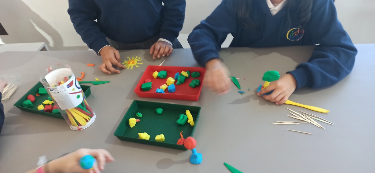 Alumnado trabajando en los talleres de Plastihistoria en Rialia