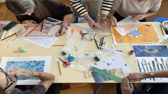 Foto de una mesa con gente haciendo manualidades