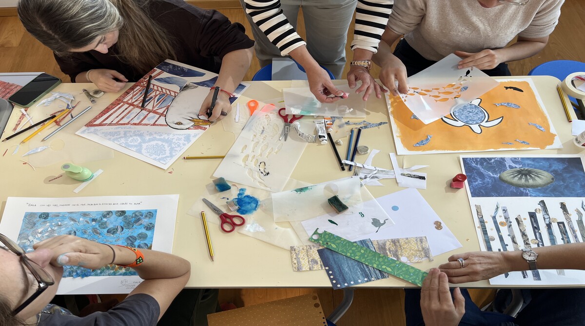Foto de una mesa con gente haciendo manualidades