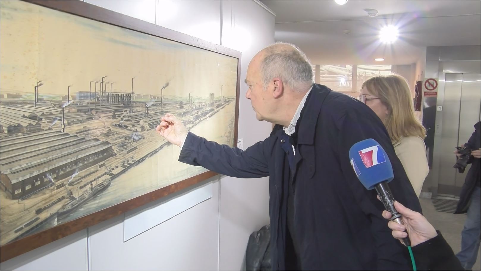 El comisario de la muestra junto a la concejala de cultura de Portugalete, imagen de Tele7