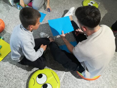 Los visitantes disfrutando del taller en Rialia Industria Museoa