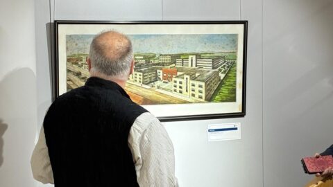 Visitantes disfrutan de la exposición de D'Abraira en Rialia Industria Museoa.